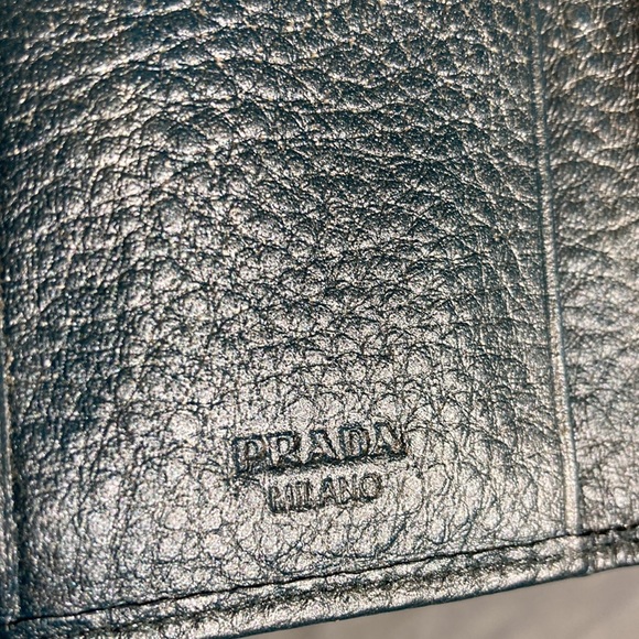 ❤️ Prada Key Holder Clip On Wallet ❤️ - Picture 7 of 15
